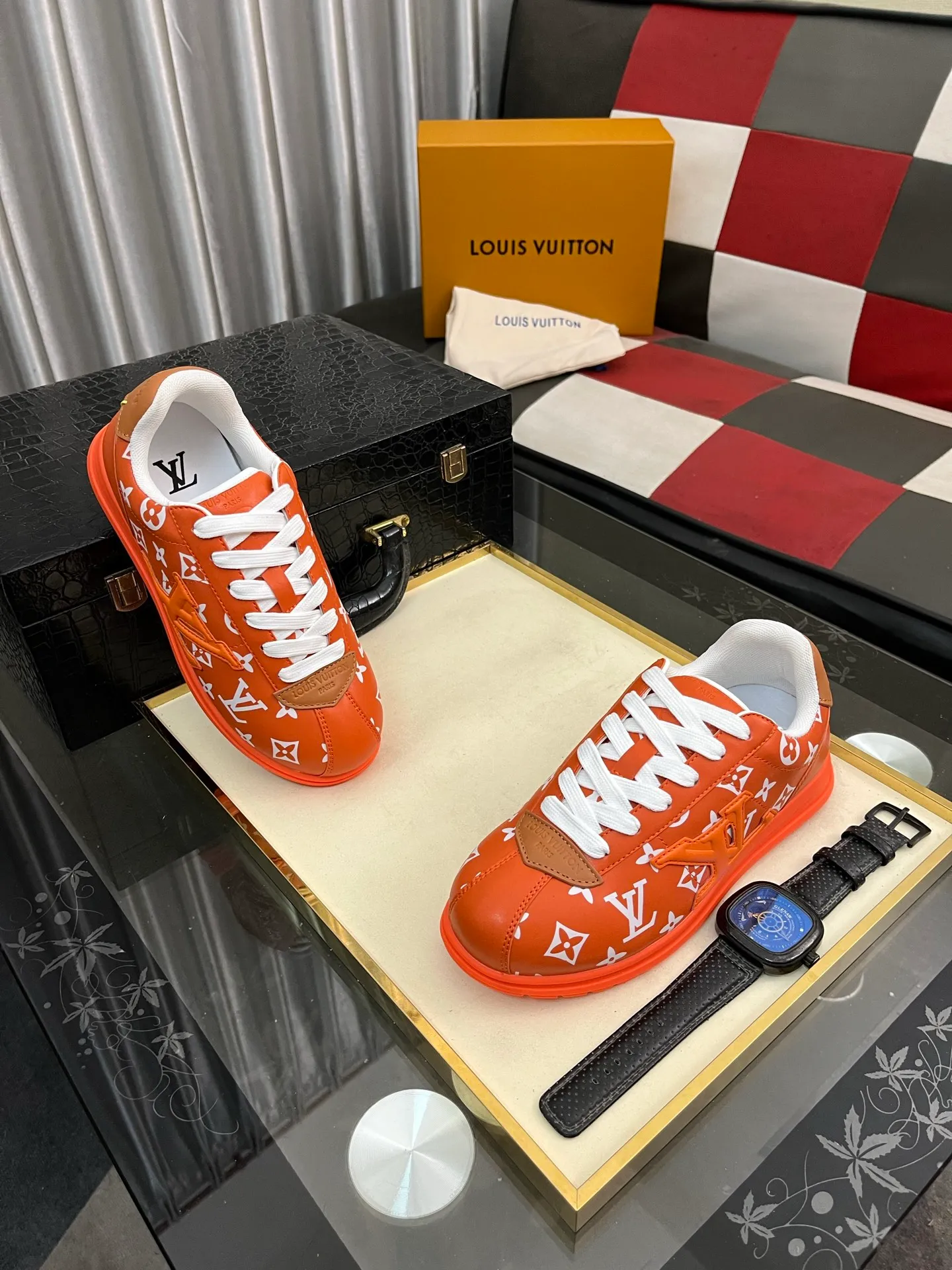 Men's shoes 💰700⌚️⌚️LV TARINE Louis Vuitton x Tyler joint model Donkey brand L family embossed couple style casual sneakers skate shoes original purchase and development This LV Trainer sneaker comes from the Louis Vuitton and Tyler collaboration series. The Monogram pattern and brand logo are transformed into nubuck calf leather embossing and side decoration respectively, witnessing the artist's creative interpretation of classic elements. The deep tones accentuate the complex upper, which requires hours of craftsmanship to complete. Exquisitely packaged at the delivery counter🛍📦 ▪️Fabrics: Original customized first-layer cowhide ▪️Inner lining: Original customized breathable mesh ▪️Outsole: Original open-molded two-color TPU combination outsole ▪️Sole thickness: 3CM ▪️Size: Women's 35-40 / Men's 38-46